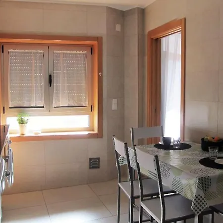 Cozy,great Location With Parking *
